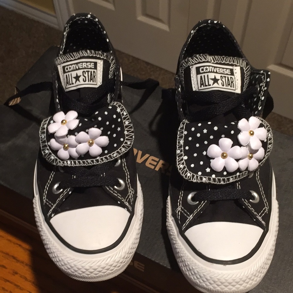 Black/white flower converse